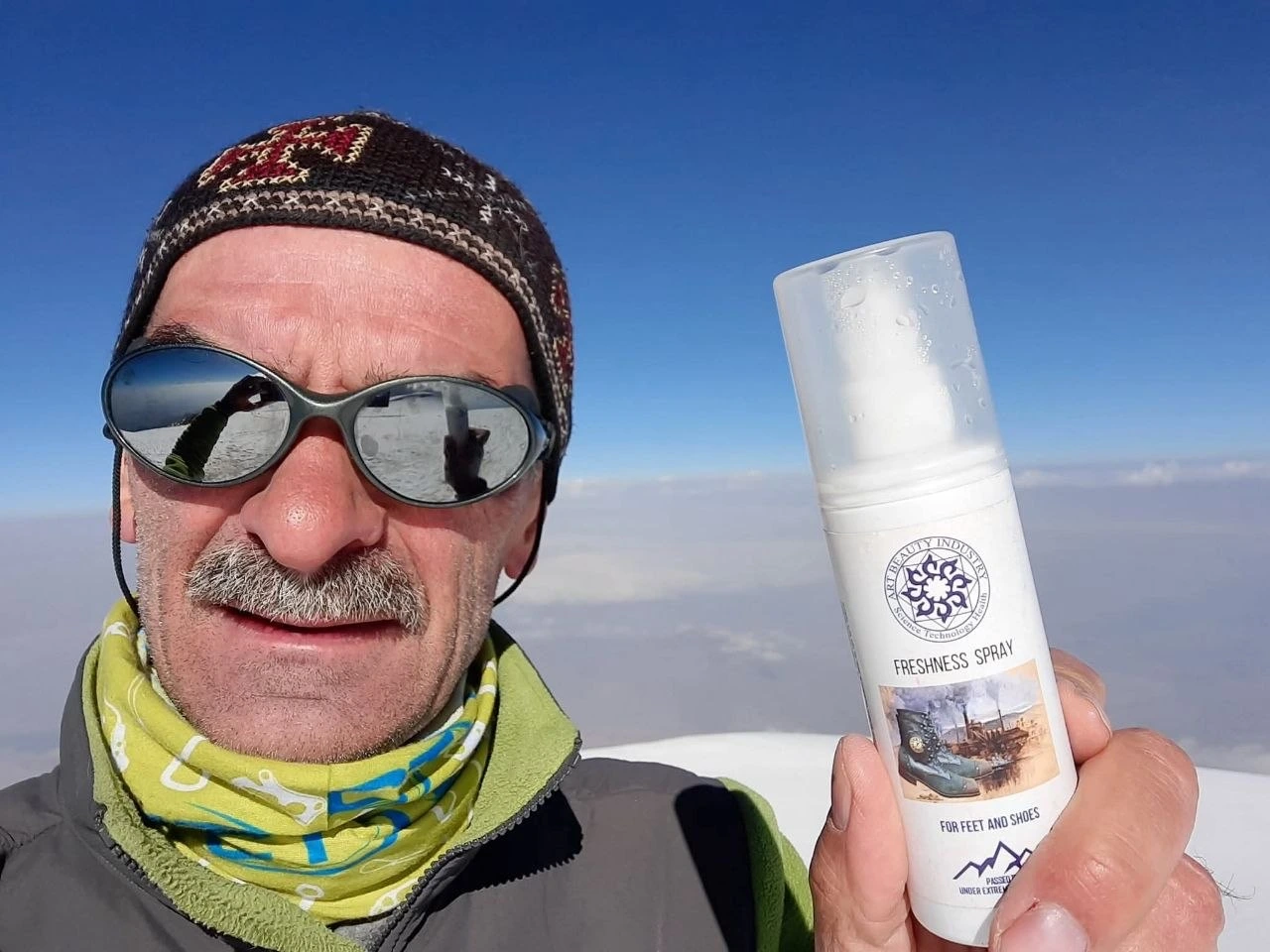 Учасник експедиції зі спреєм Freshness Spray на сніговому схилі