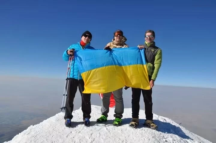 Троє учасників експедиції на Арарат з українським прапором