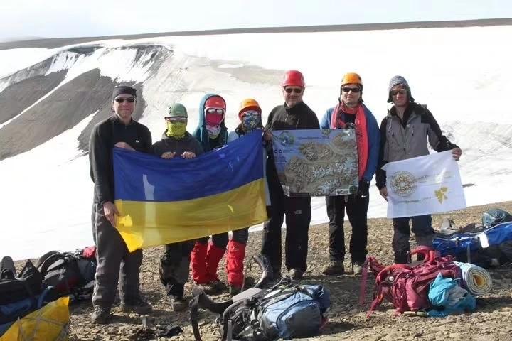 Учасники гірської експедиції з українським прапором