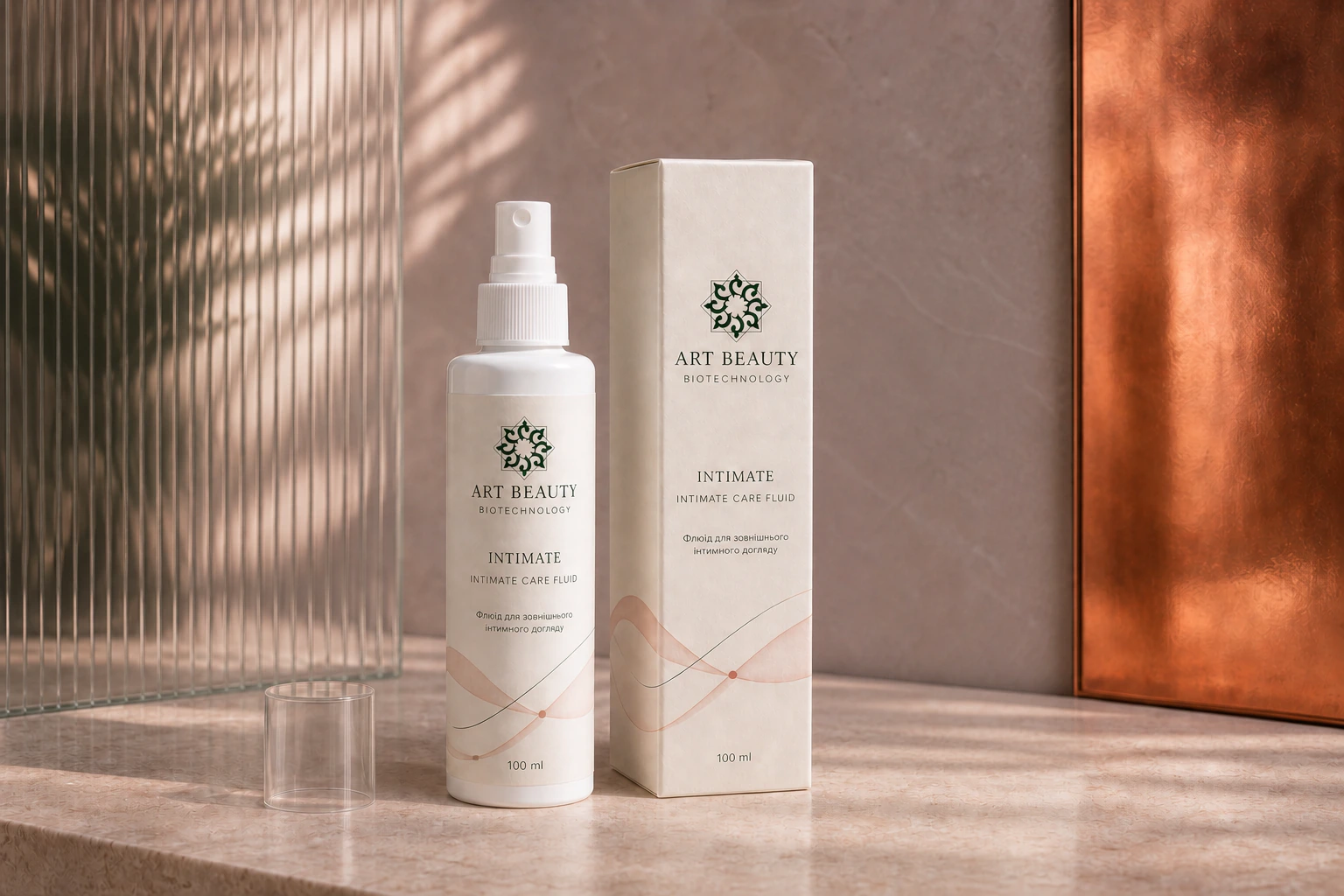 INTIMATE CARE FLUID 100 ml, прозорий ковпачок і коробка в делікатній предметній композиції.