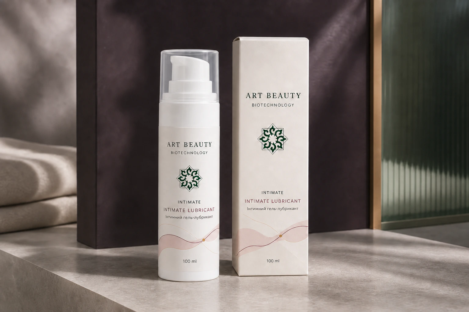INTIMATE LUBRICANT 100 ml, інтегрована біла помпа, прозорий захисний ковпачок і картонна коробка в цілісній композиції Contour of Intimacy.